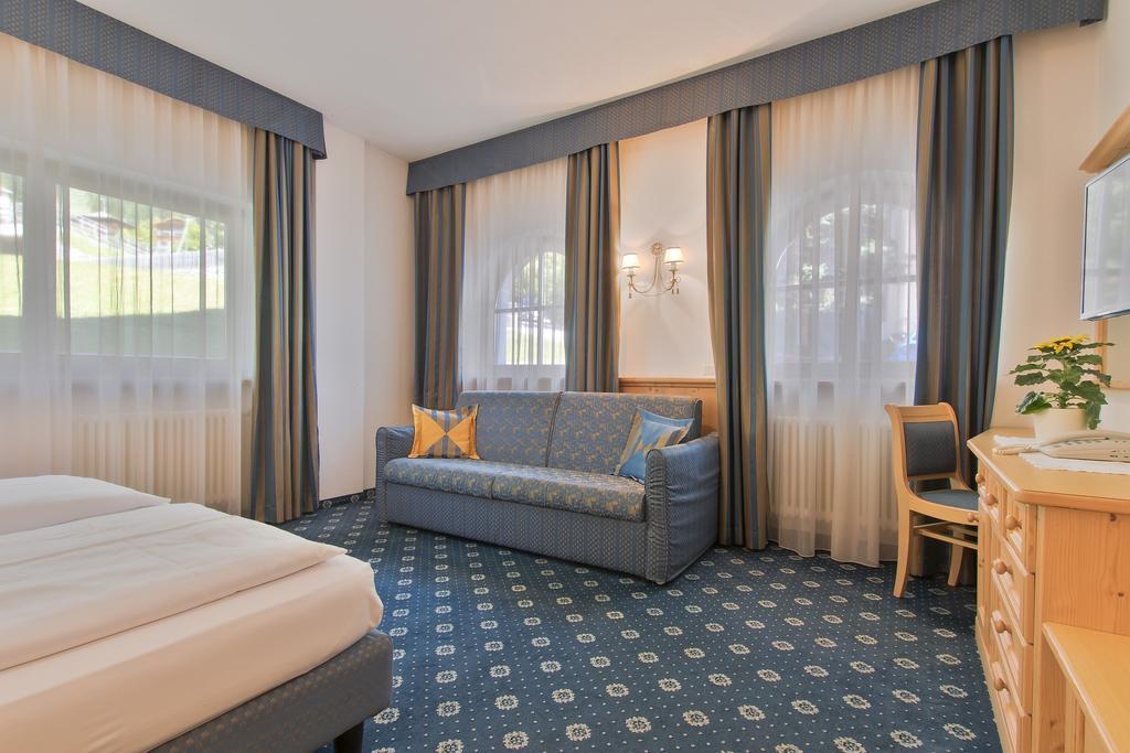 Garni La Dorada Aparthotel Colfosco Room photo