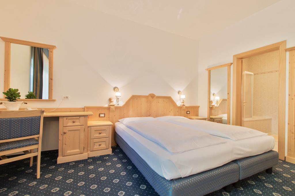 Garni La Dorada Aparthotel Colfosco Room photo