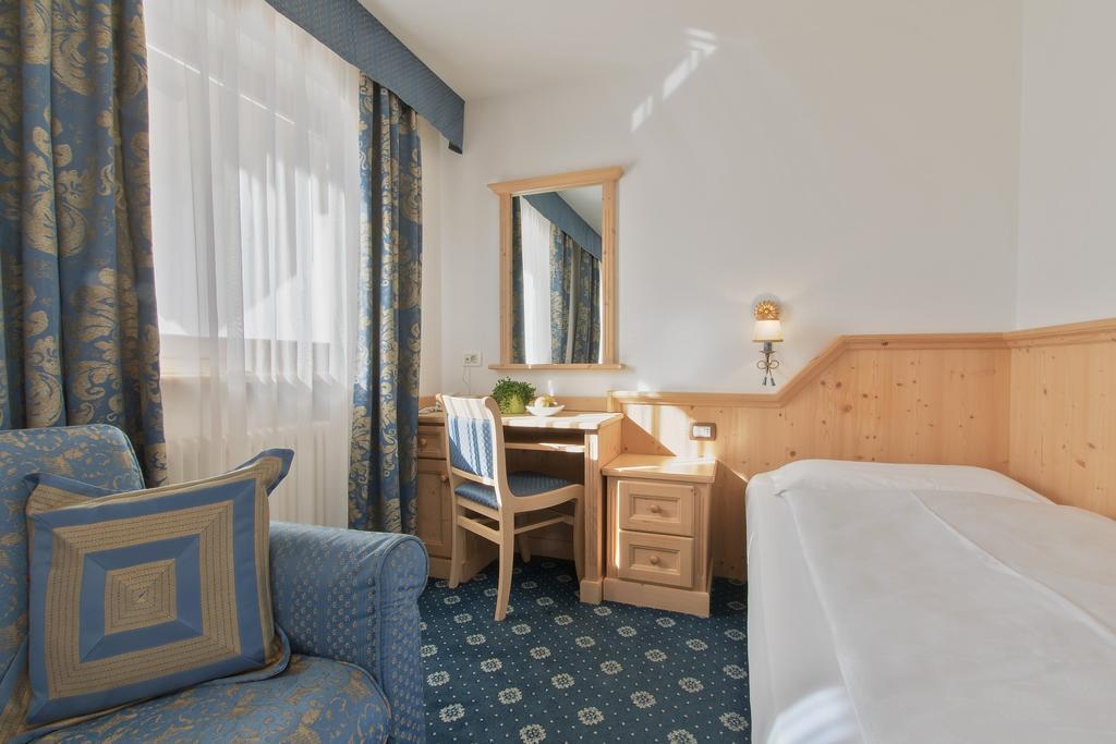 Garni La Dorada Aparthotel Colfosco Room photo