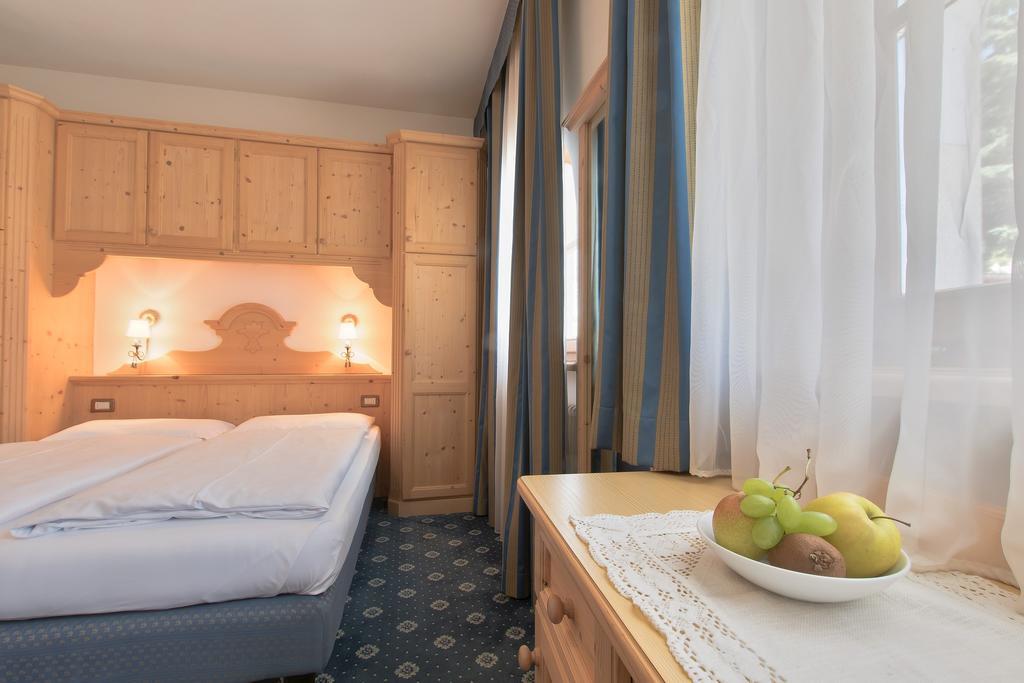 Garni La Dorada Aparthotel Colfosco Room photo