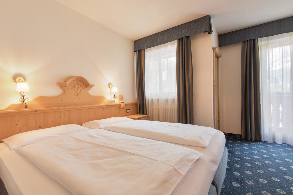 Garni La Dorada Aparthotel Colfosco Exterior photo