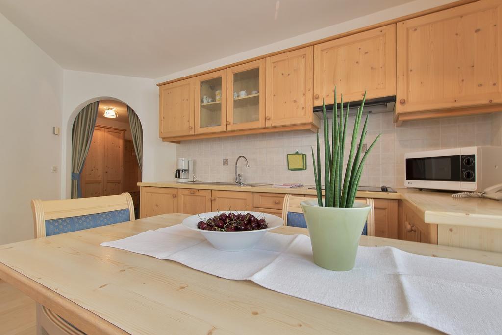 Garni La Dorada Aparthotel Colfosco Room photo